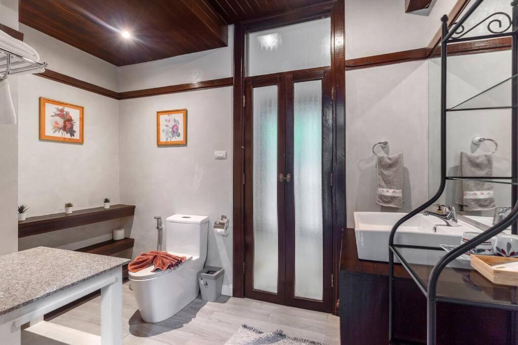 Sclass & Swimming Pool , 10 Min From Airport