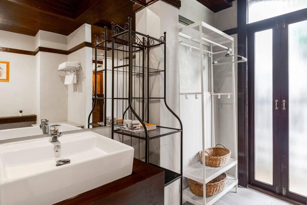 Sclass & Swimming Pool , 10 Min From Airport 別墅 *